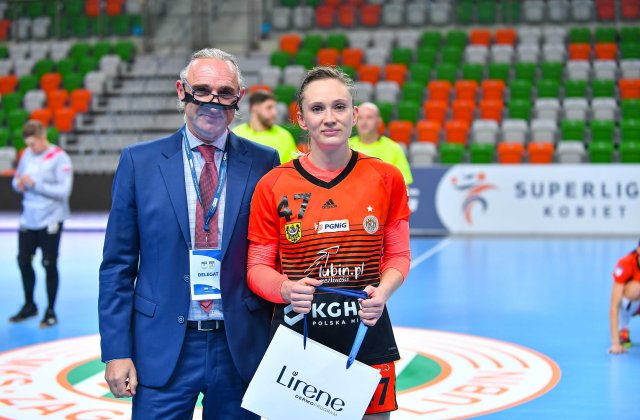 Karolina Kochaniak wygrywa