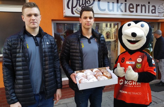 Słodkie zaproszenie na derby